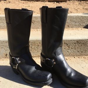 Women's Frye Harness 12R Boots in black, Size 7
